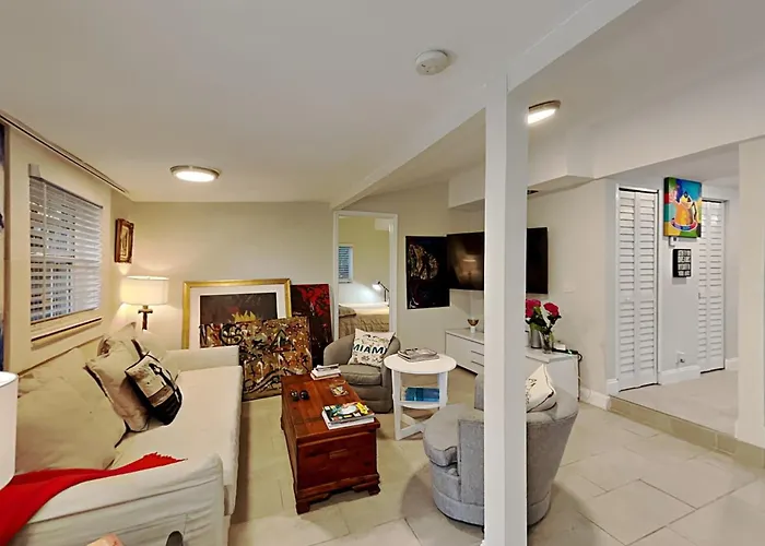 Private Rooms At Miami Centrally Located With Free Parking