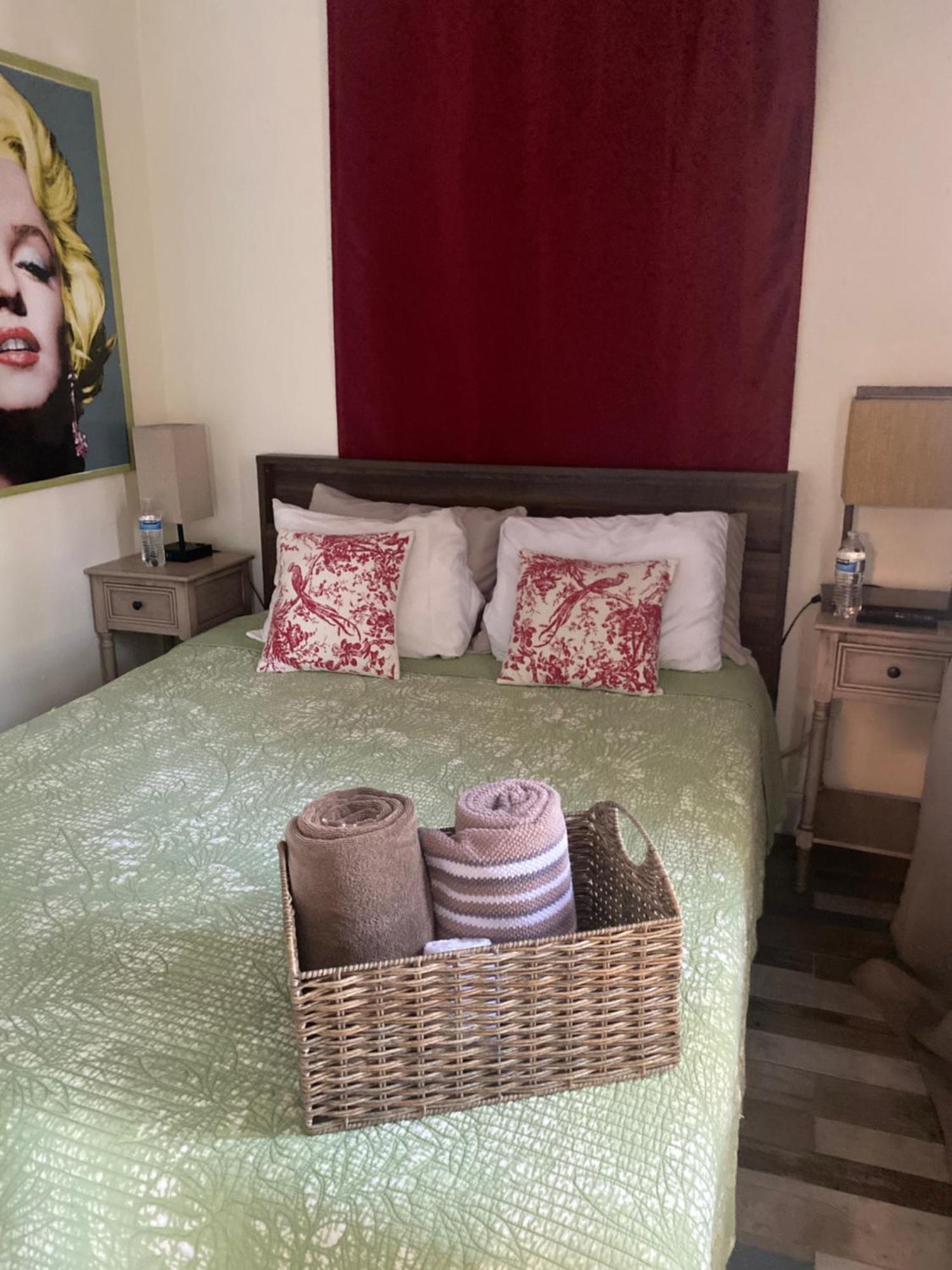 Private At Centrally Located With Free Parking Séjour chez l'habitant