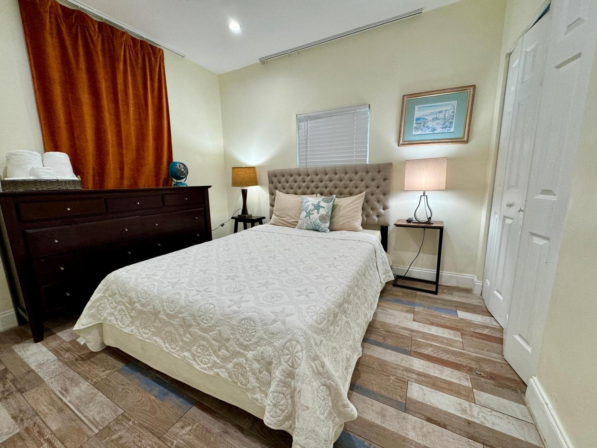 Private At Centrally Located With Free Parking Privatunterkunft *