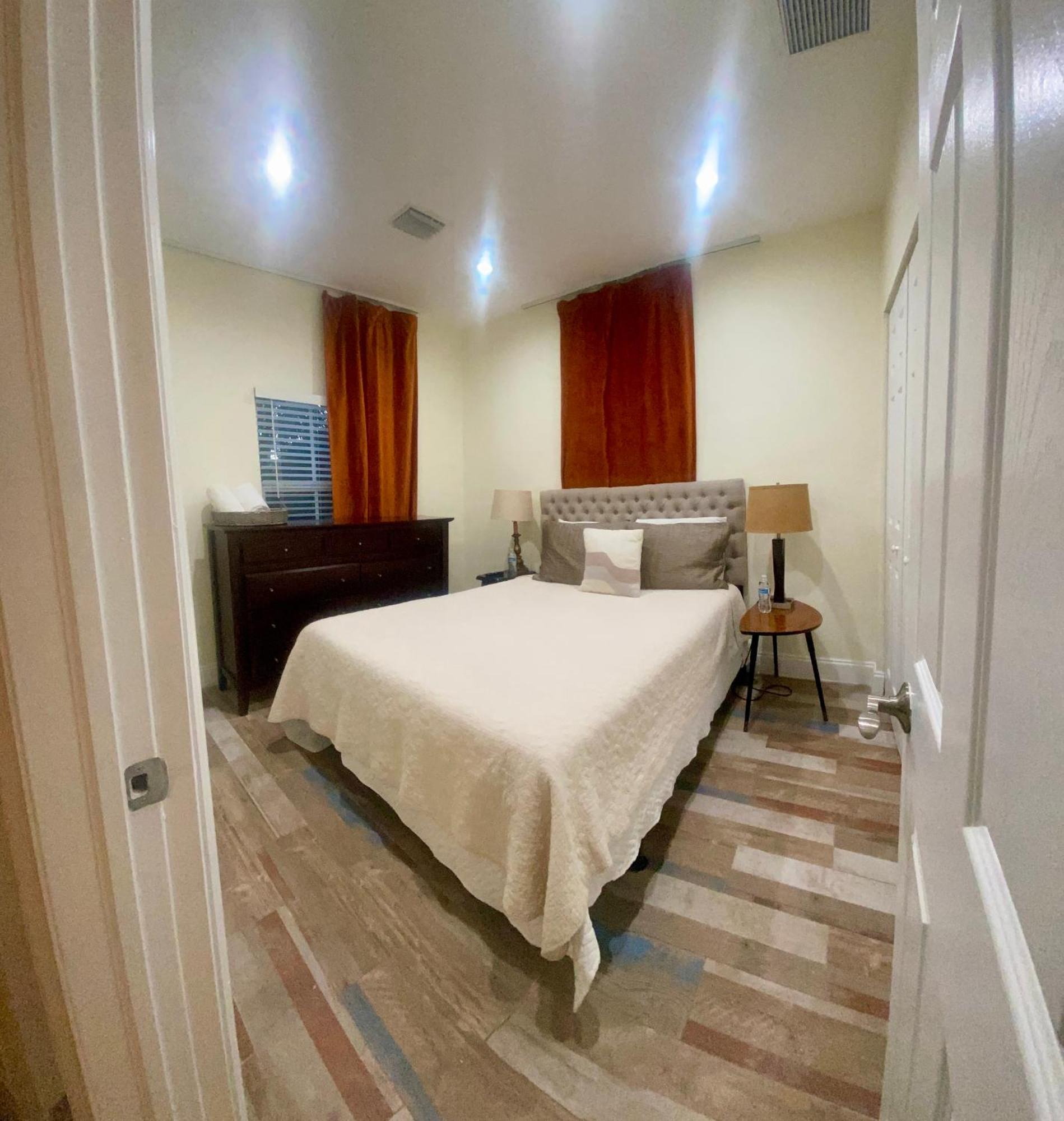 Private At Centrally Located With Free Parking Séjour chez l'habitant