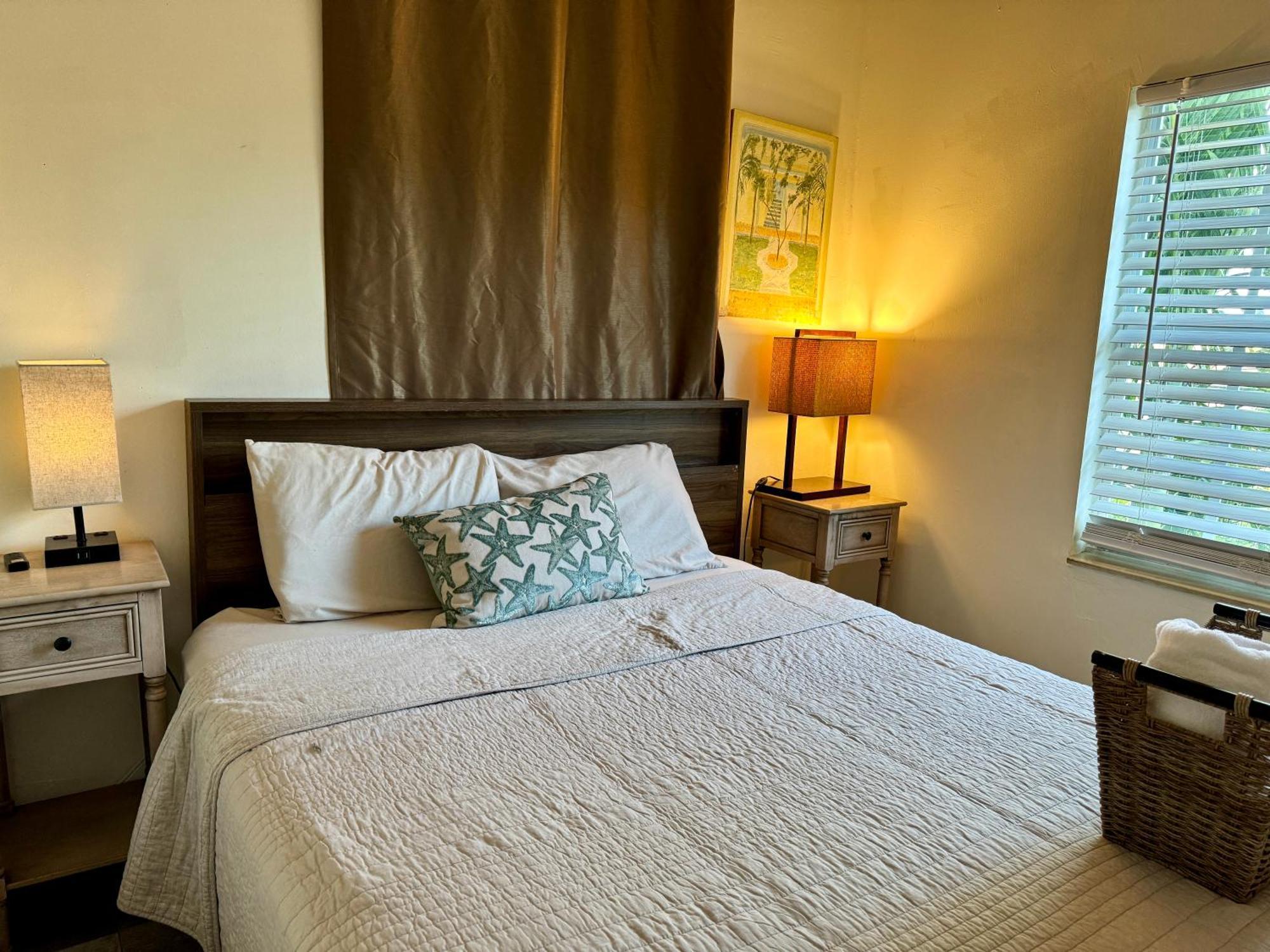Private At Centrally Located With Free Parking Séjour chez l'habitant