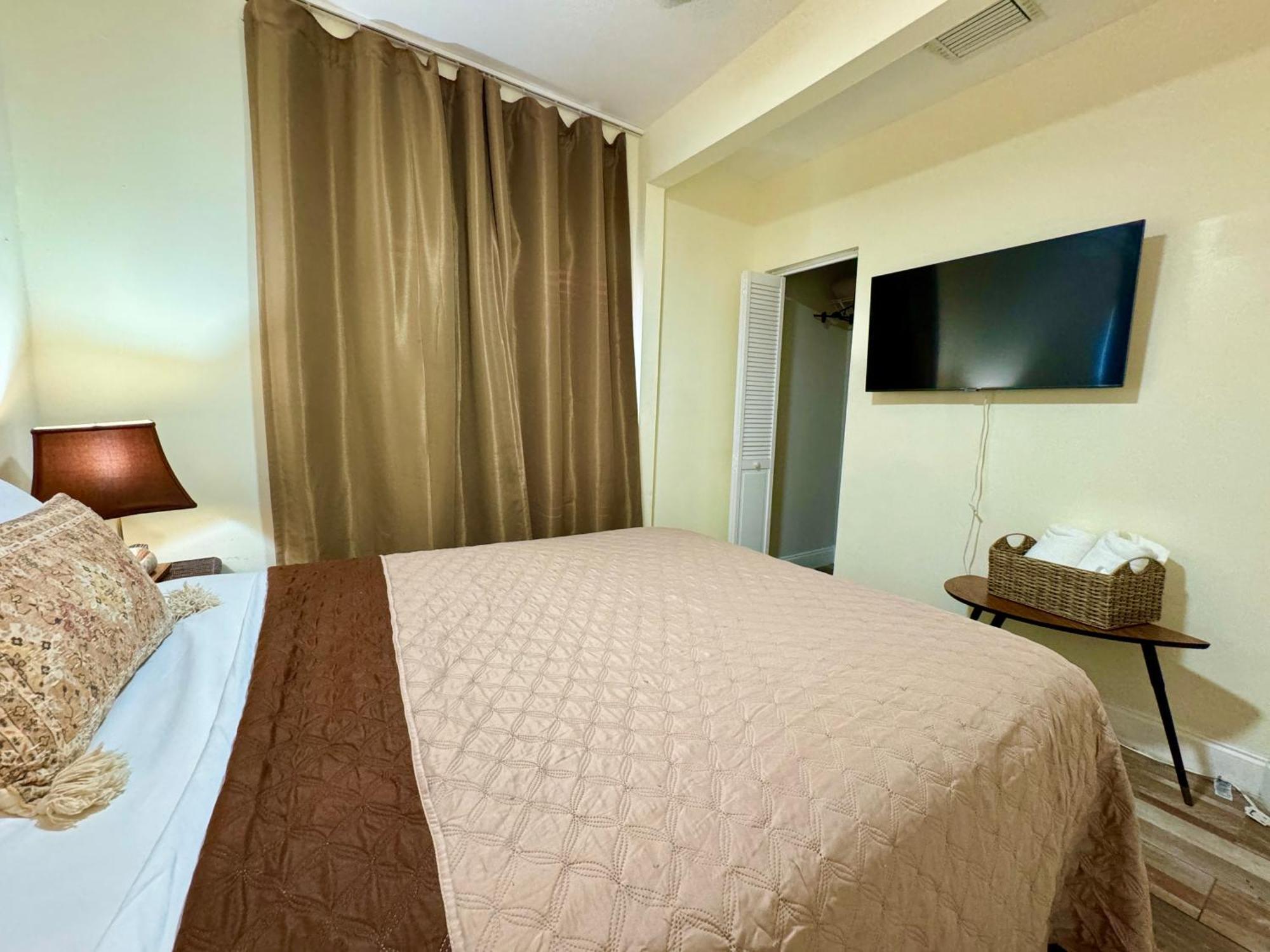 Private At Centrally Located With Free Parking Séjour chez l'habitant *